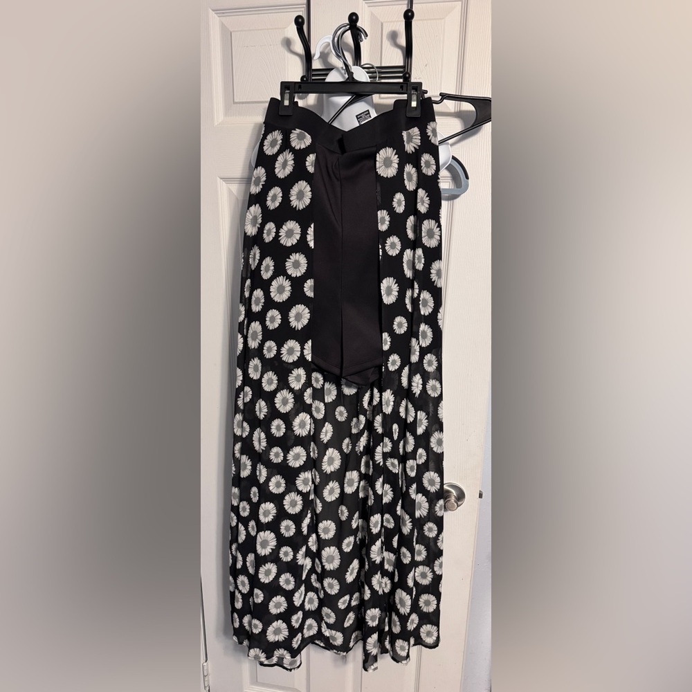 NWOT 2 Hot Topic Daisy Maxi Skirt with WalkThrough panel (black shorts plus)
